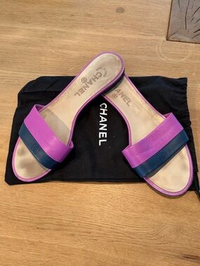 CHANEL Two-Tone Pink and Navy Leather Slide Sandals
